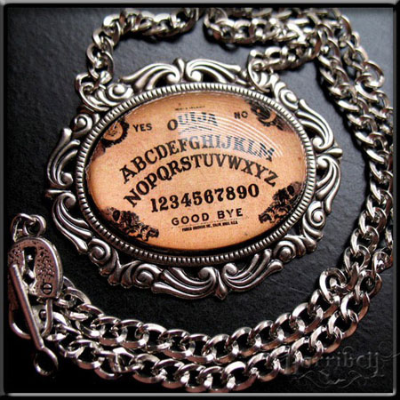 Ouija Board Necklace by Horribell