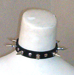 Show product details for 1 Row Of Alternating 1" Spikes And Rivets Choker