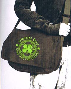 Show product details for Green Day- Kiss Me I'm Punk on a black messenger bag